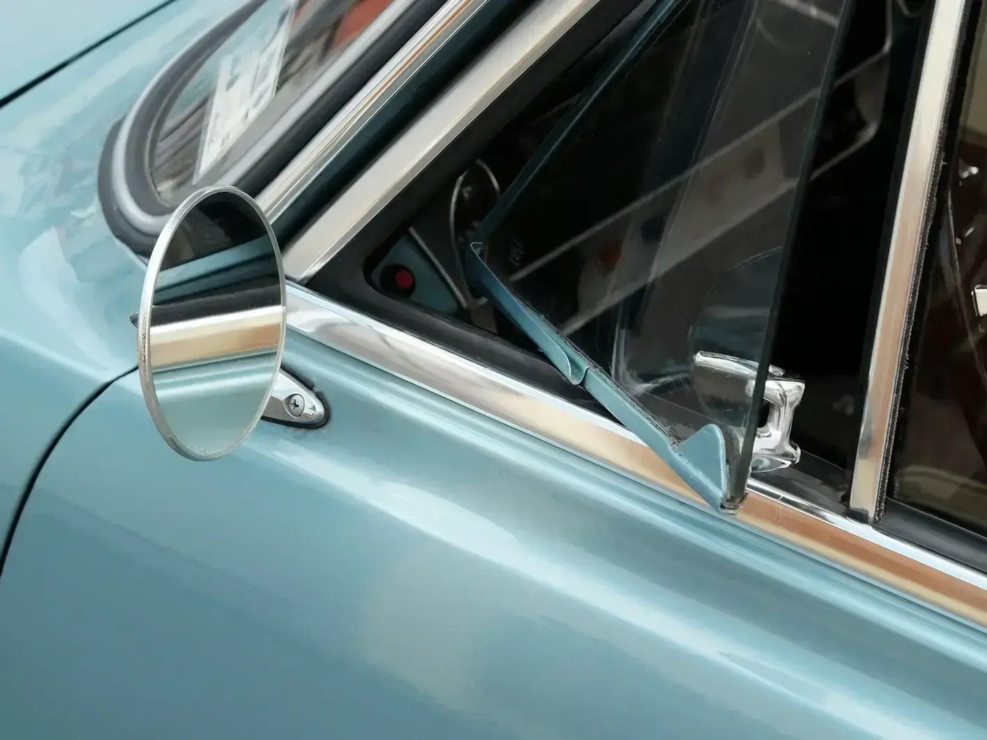 auto glass technician fixing a rock chip on a family SUV in Issaquah Highlands